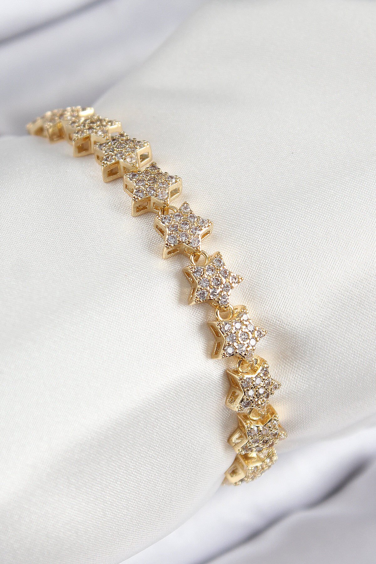 VIP Seri Pirinç Zirkon Taşlı Sıralı Yıldız Model Gold Renk Kadın Bileklik