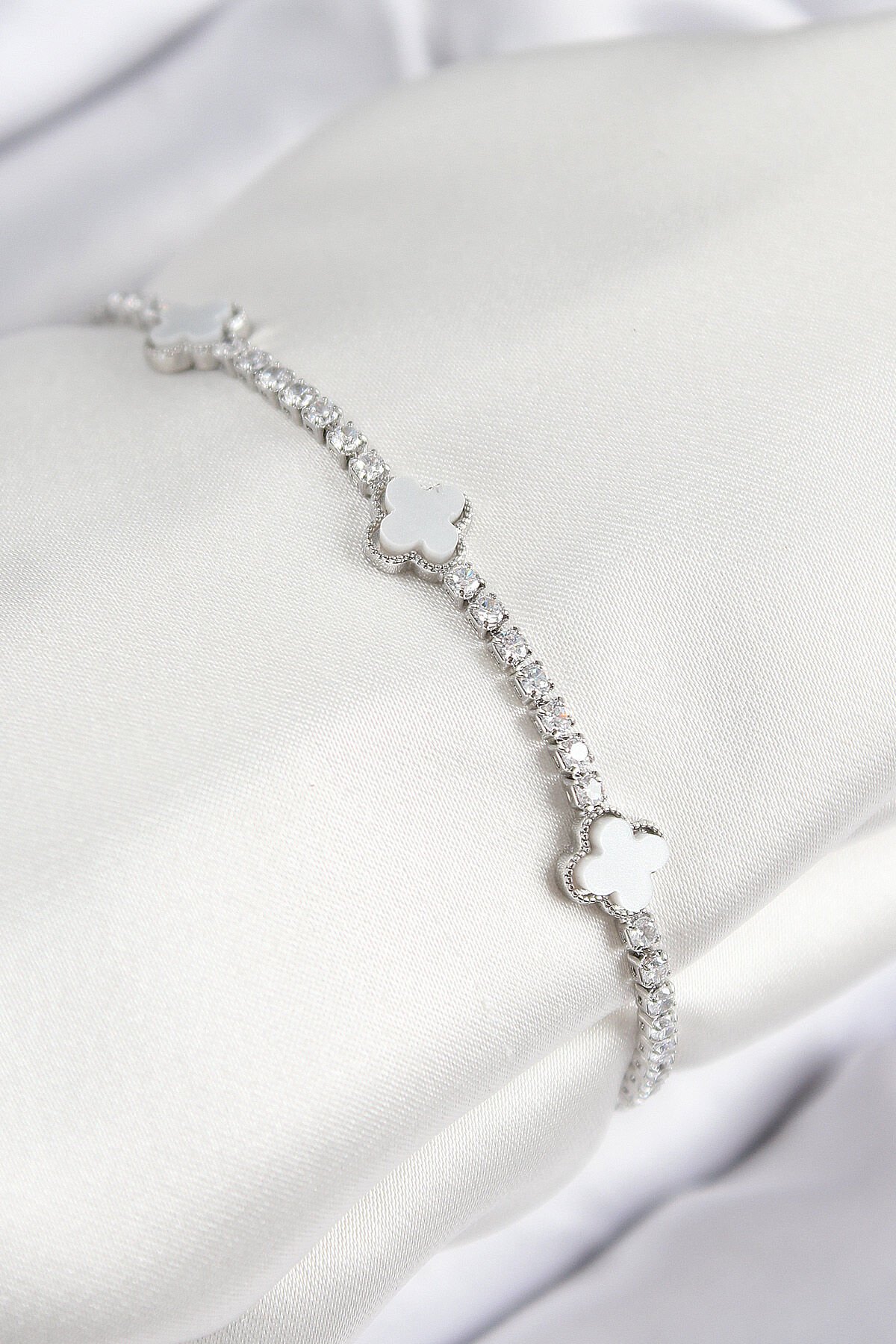 Pirinç Zirkon Taşlı Yonca Model Gümüş Renk Kadın Bileklik