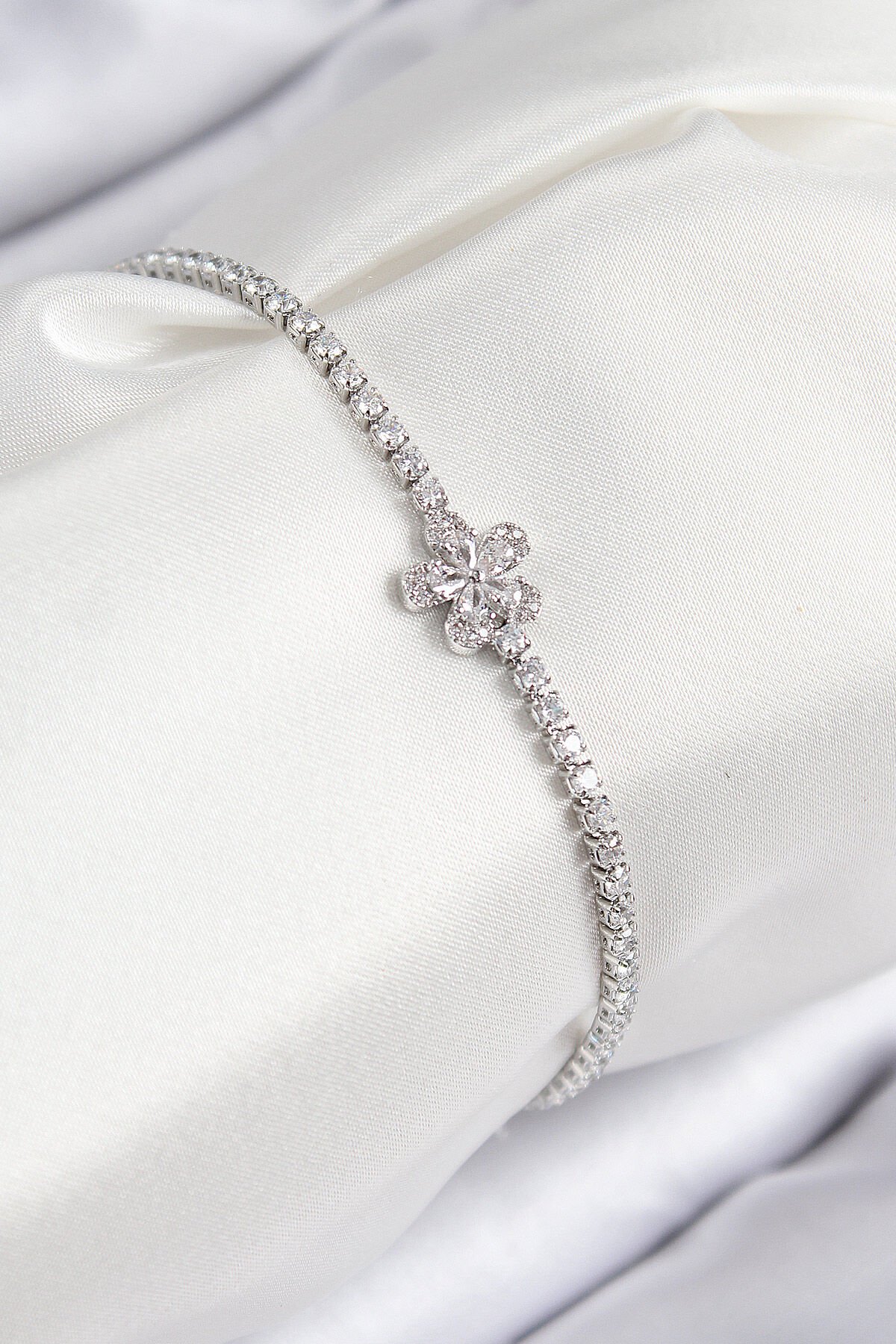 Pirinç Zirkon Taşlı Çiçek Model Gümüş Renk Kadın Bileklik