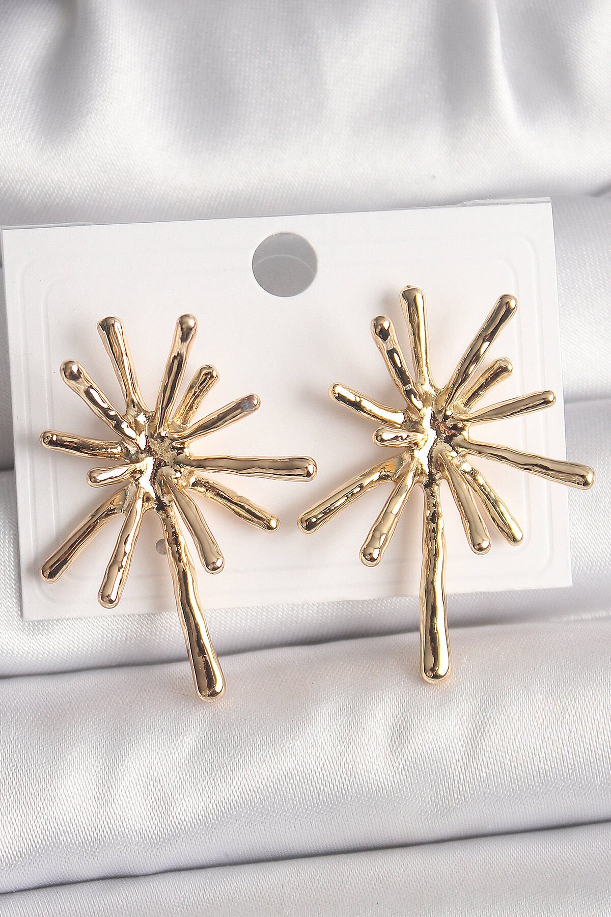 Pirinç Gold Renk Kemik Model Kadın Küpe