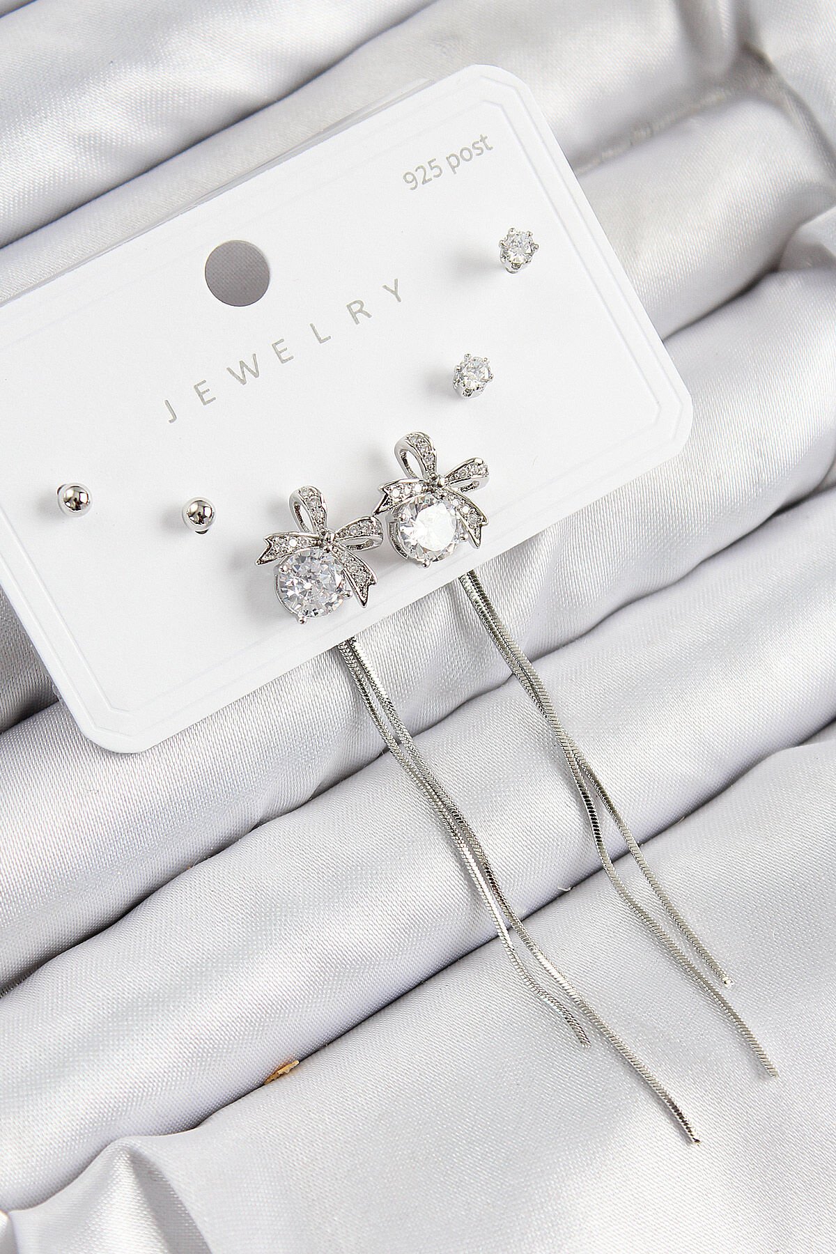 Pirinç Zirkon Taşlı Sallantılı Fiyonk Model Gümüş Renk 925 Ayar Gümüş Çivi Kadın Küpe Set