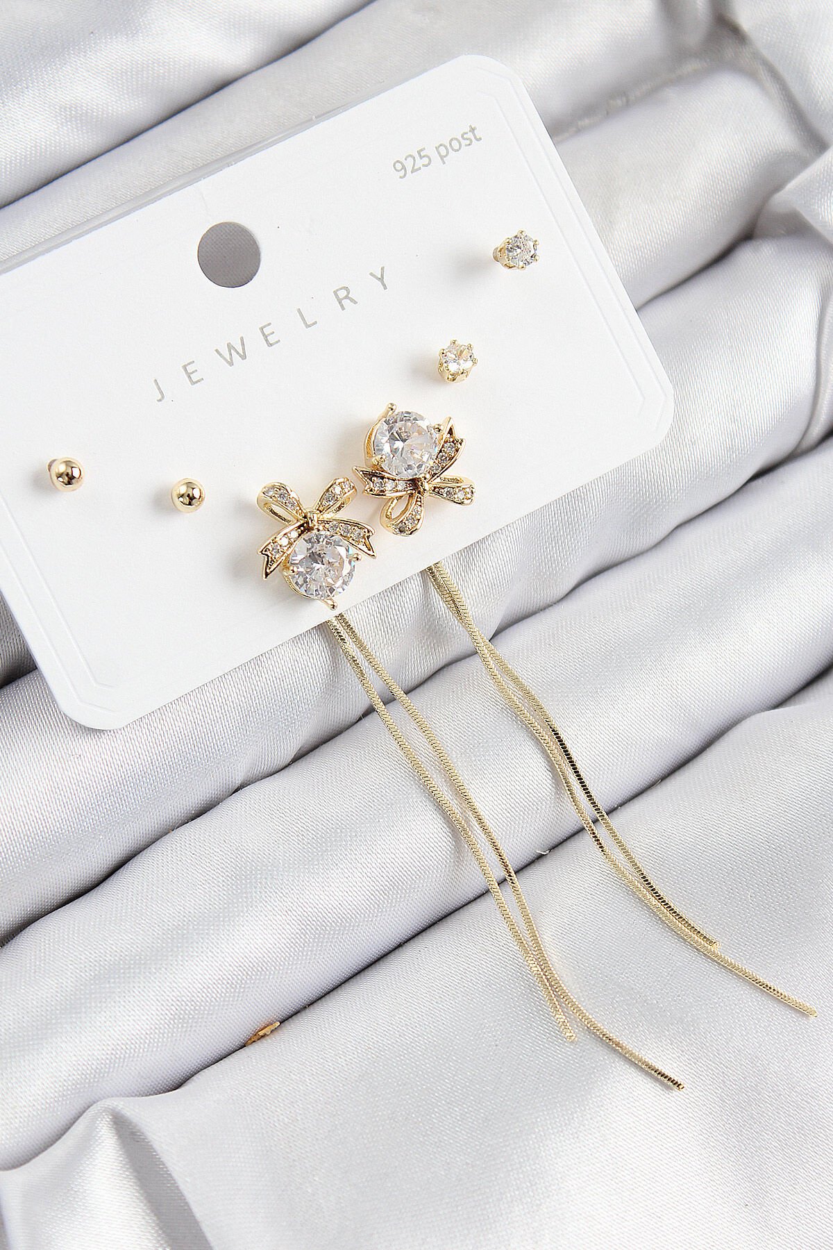 Pirinç Zirkon Taşlı Sallantılı Fiyonk Model Gold Renk 925 Ayar Gümüş Çivi Kadın Küpe Set