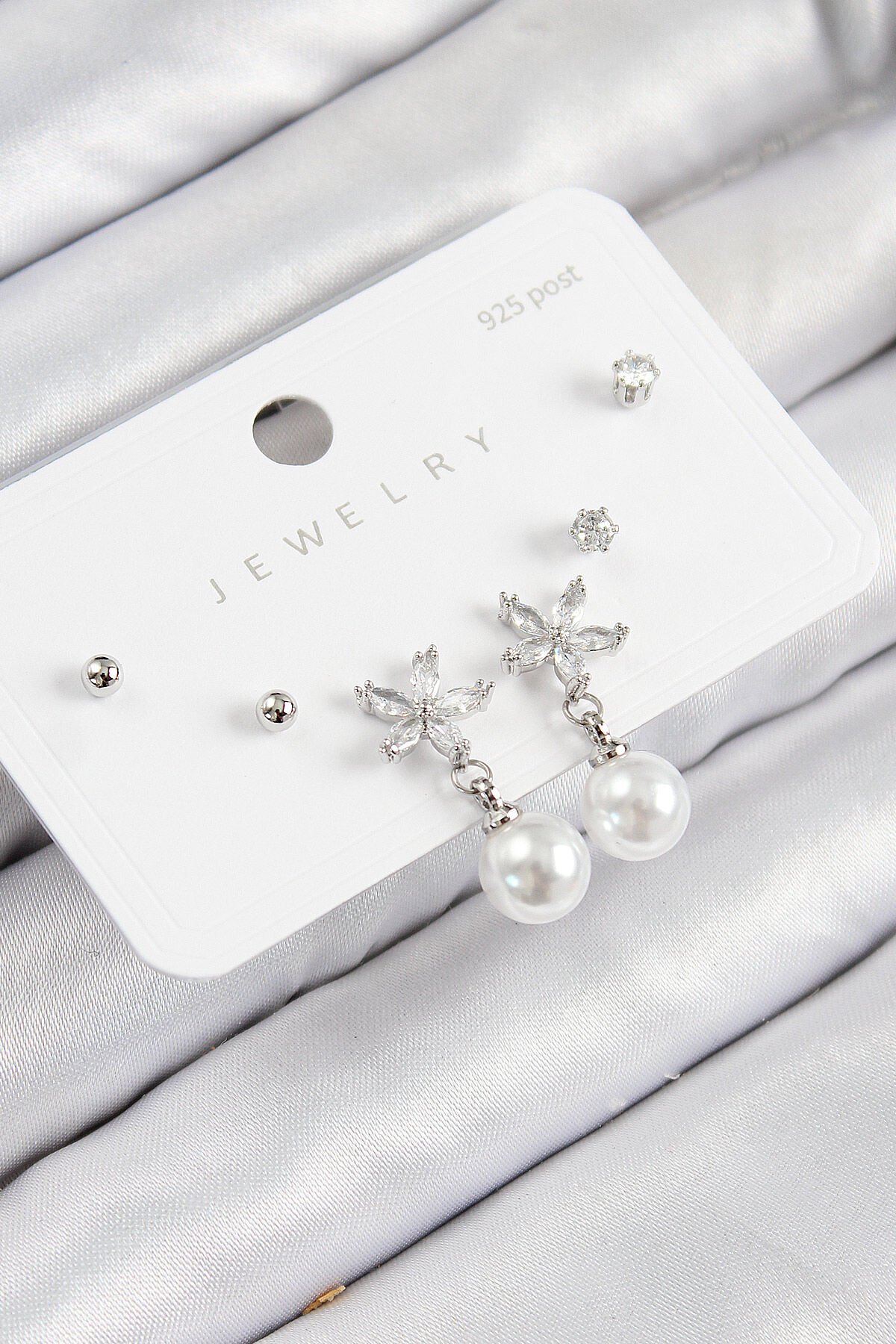 Pirinç Zirkon Taşlı İnci Sallantılı Çiçek Model Gümüş Renk 925 Ayar Gümüş Çivi Kadın Küpe Set