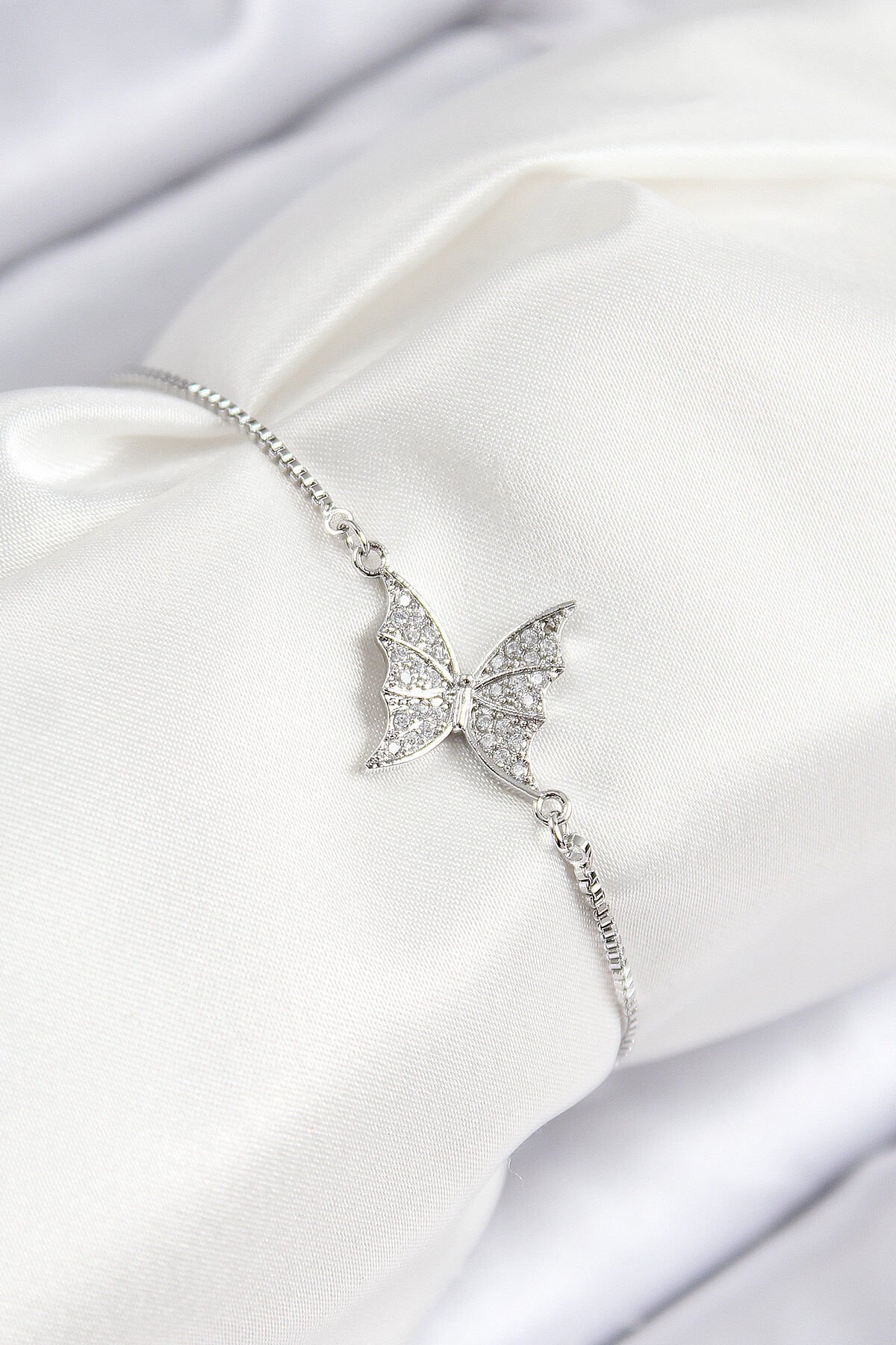 Pirinç Zirkon Taşlı Kelebek Model Gümüş Renk Asansörlü Kadın Bileklik