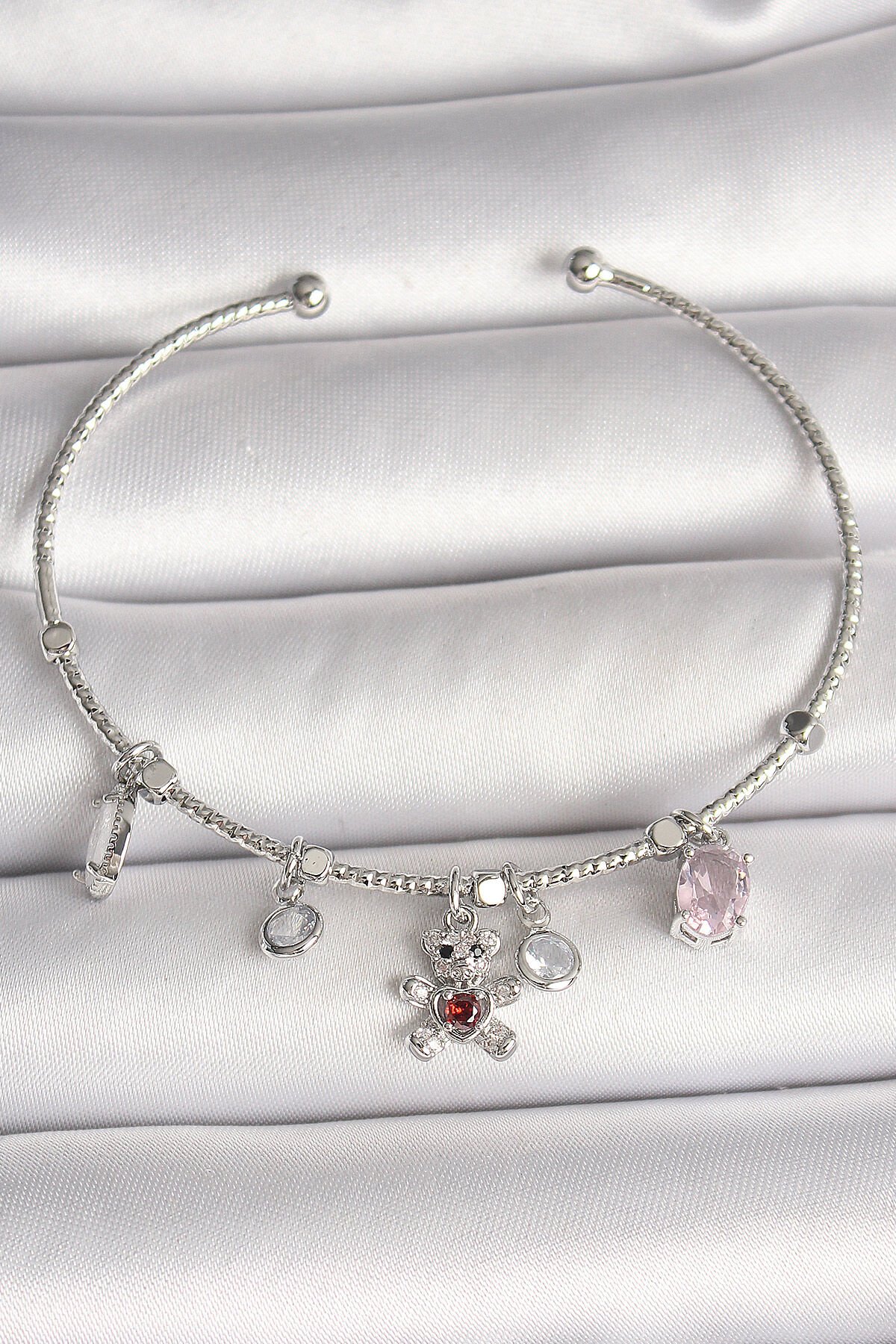 Pirinç Gümüş Renk Sallantı Zirkon Taşlı Ayıcık Figür Kırmızı Taş Detay Charm Kadın Bileklik