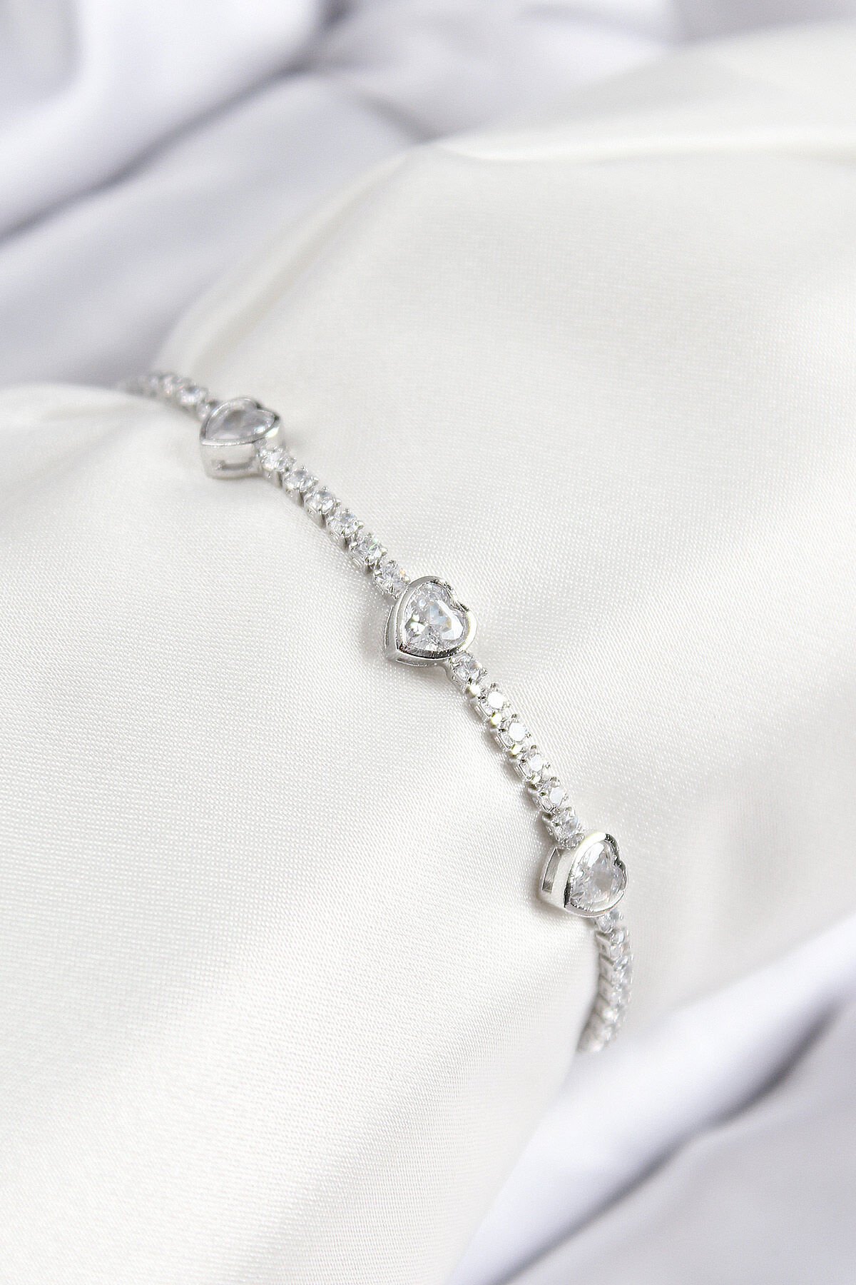 Pirinç Zirkon Taşlı Sıralı Kalp Model Gümüş Renk Asansörlü Kadın Bileklik