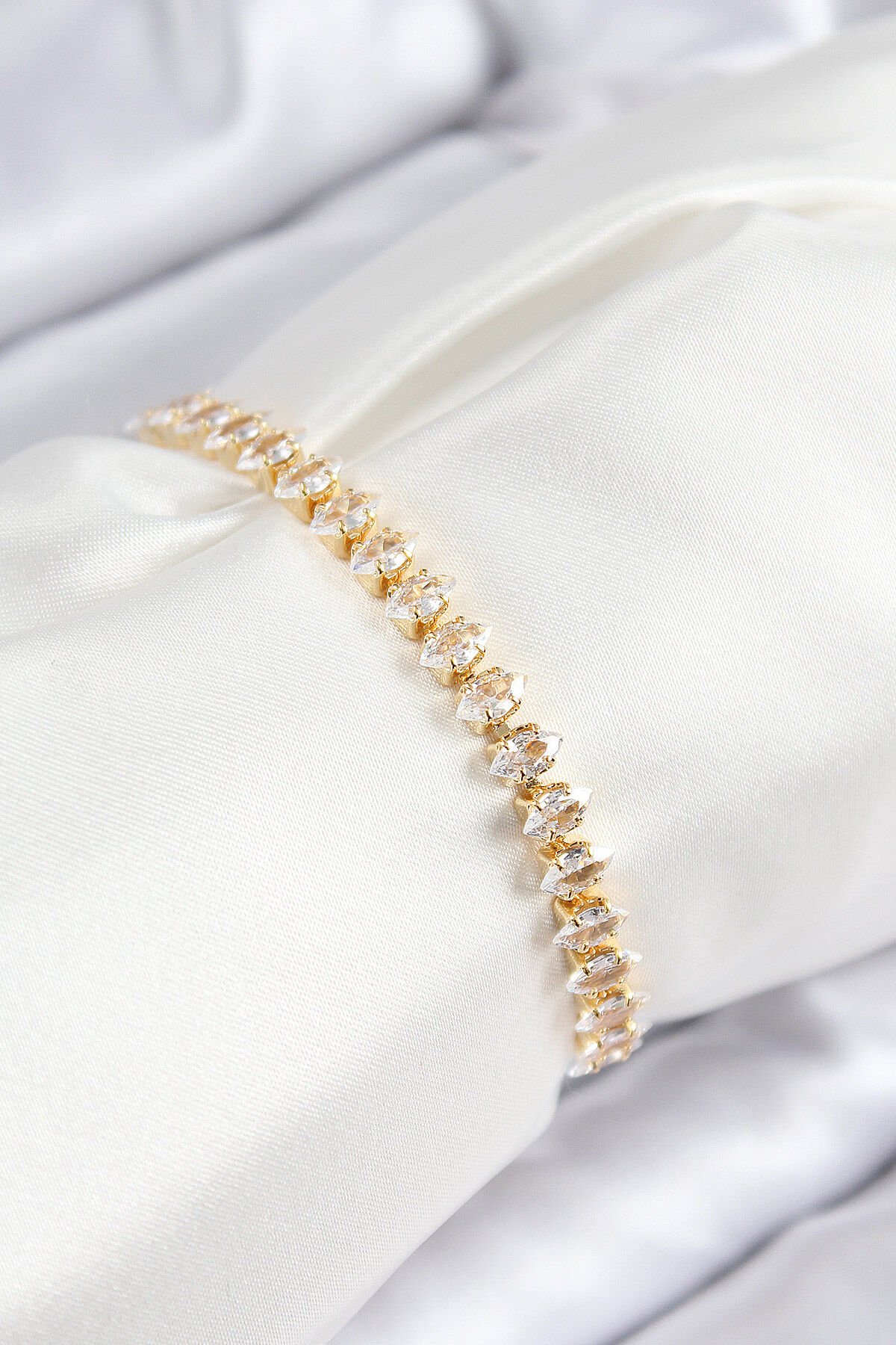 Pirinç Zirkon Taşlı Damla Model Gold Renk Asansörlü Kadın Bileklik