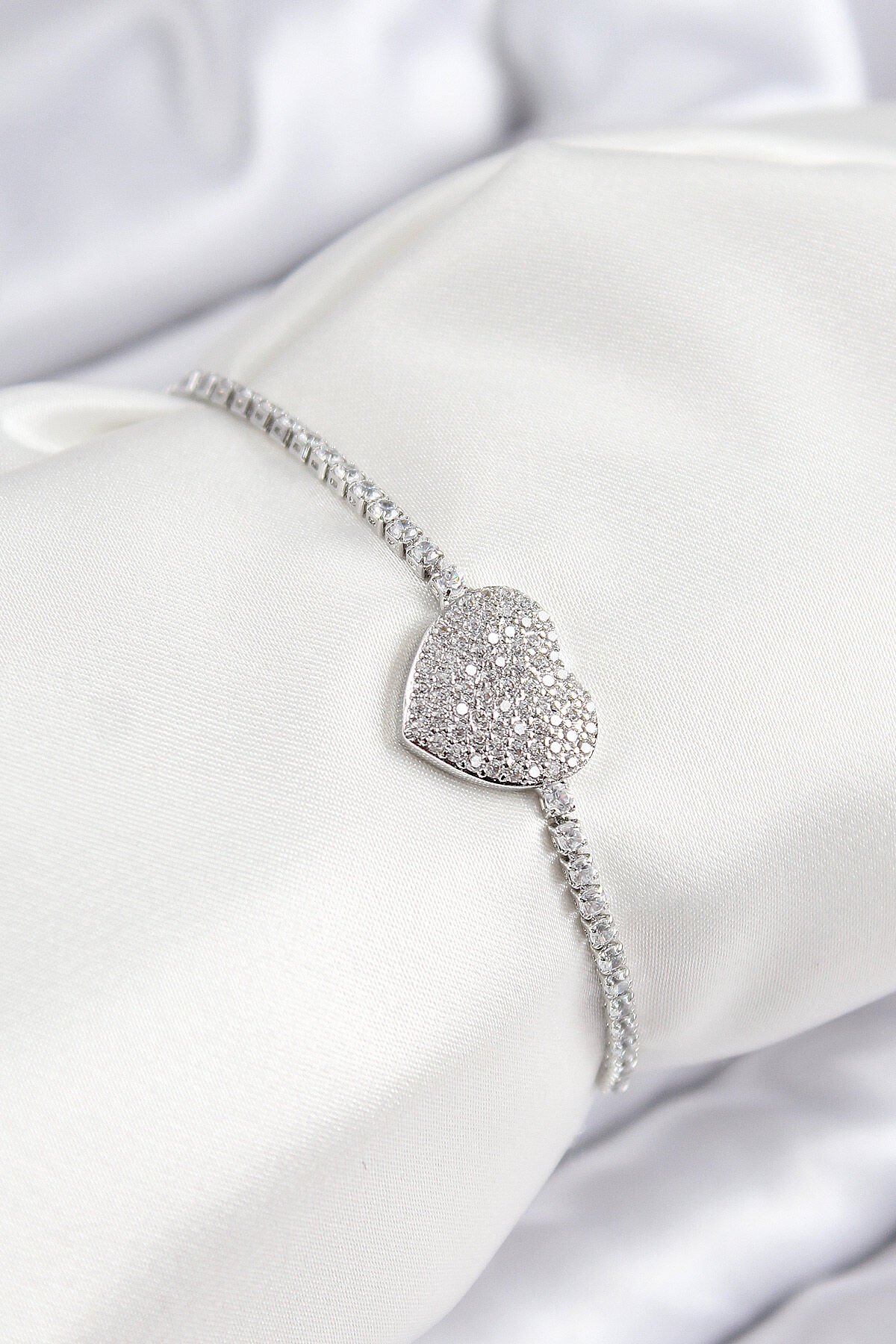 Pirinç Zirkon Taşlı Kalp Model Gümüş Renk Asansörlü Kadın Bileklik