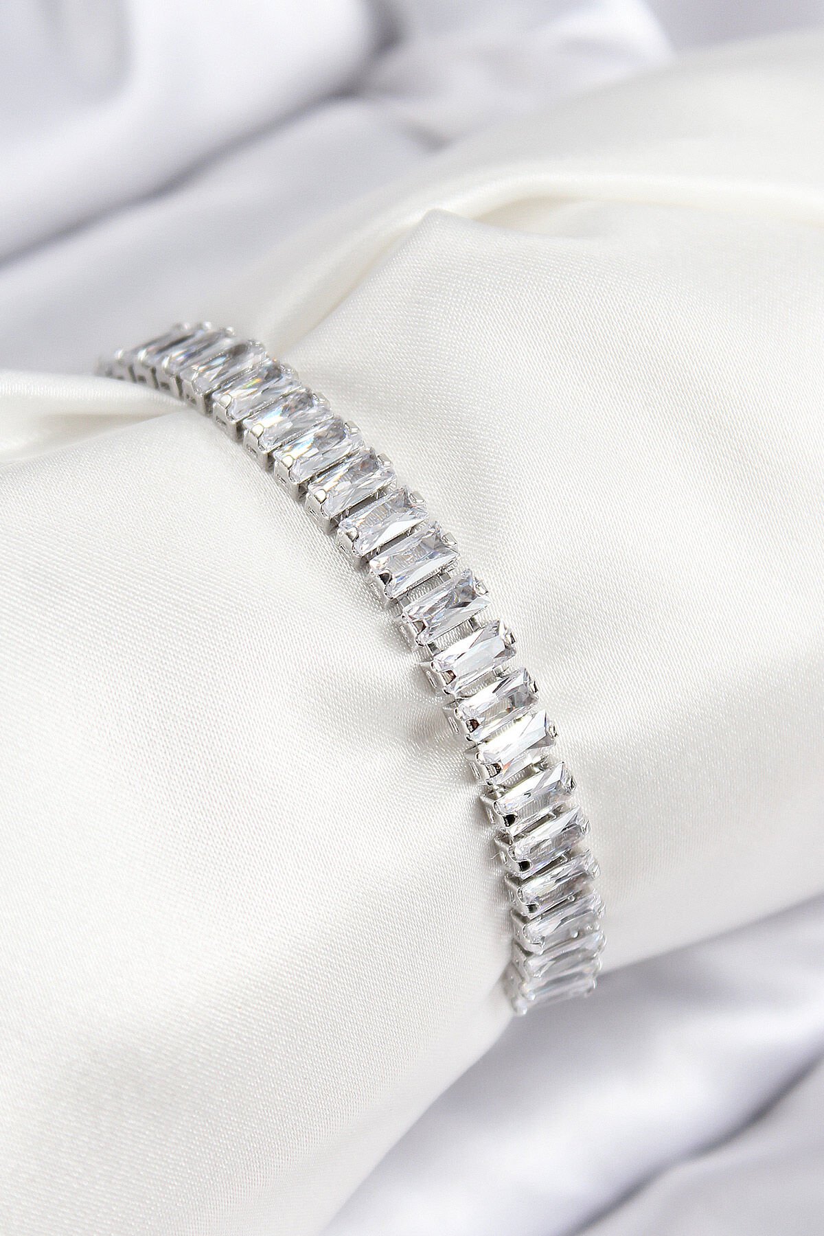 Pirinç Zirkon Taşlı Su Yolu Model Gümüş Renk Asansörlü Kadın Bileklik