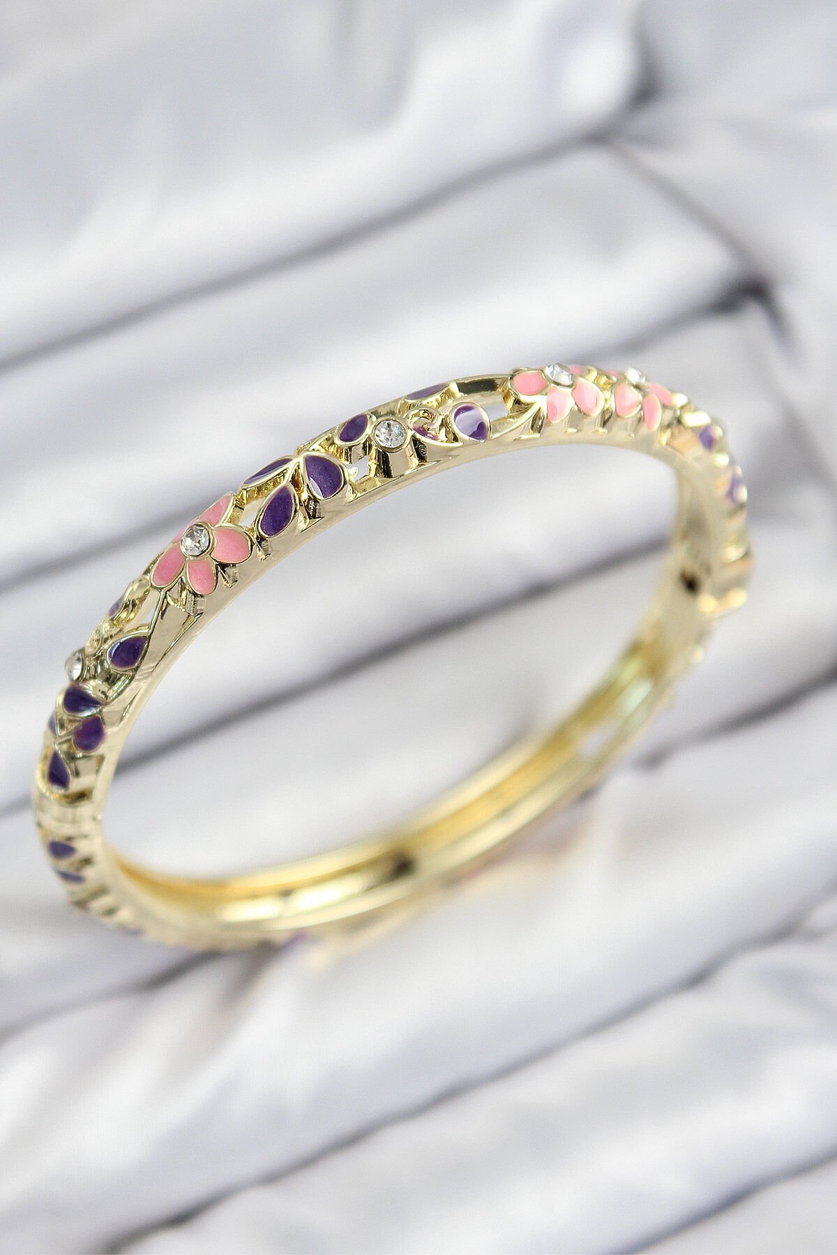 Mineli Pirinç Zirkon Taşlı Pembe Mor Çiçek Motifli Gold Kadın Kelepçe