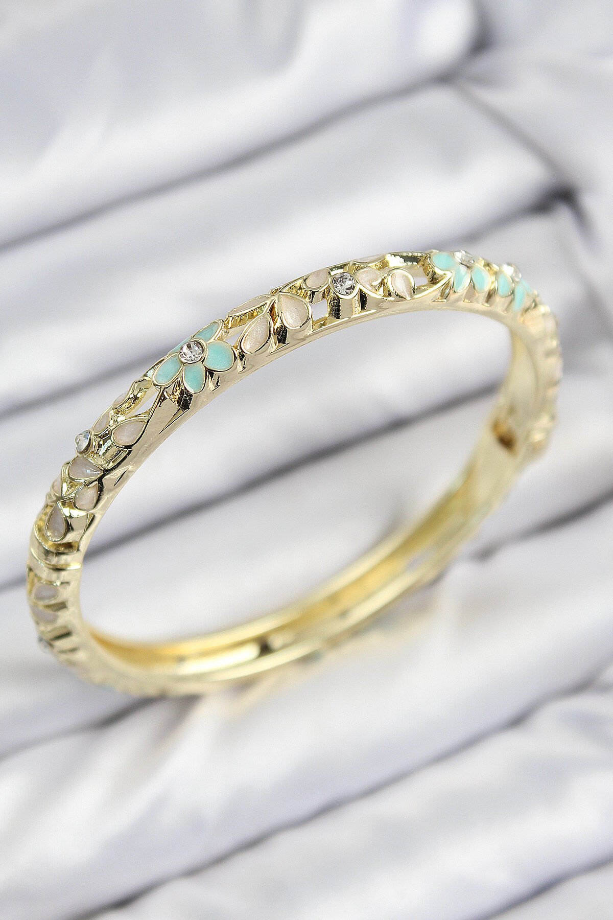 Mineli Pirinç Zirkon Taşlı Yeşil Krem Çiçek Motifli Gold Kadın Kelepçe